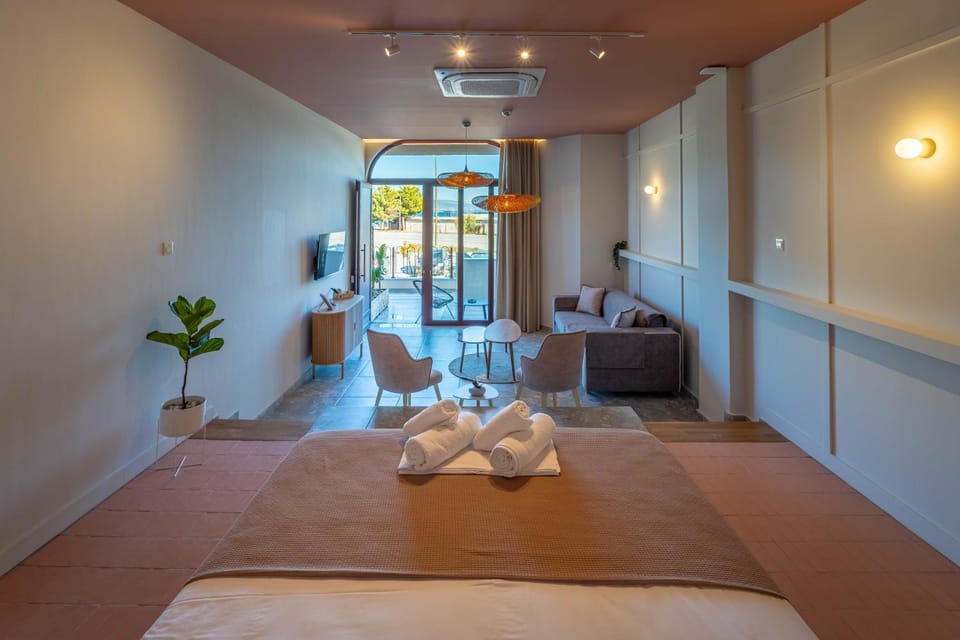 Bed, TV and multimedia, Living room, towels, towels