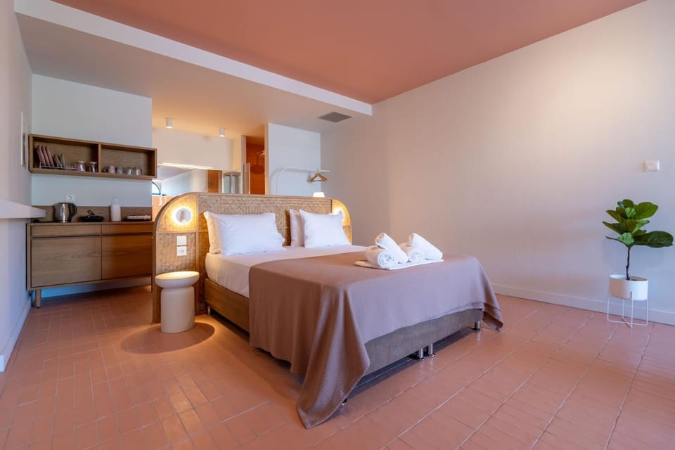 Bed, Kitchen or kitchenette, Bedroom