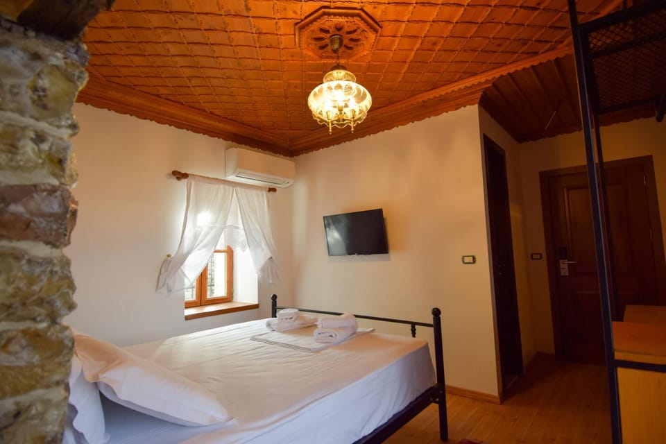 Bed, TV and multimedia, Bedroom, towels