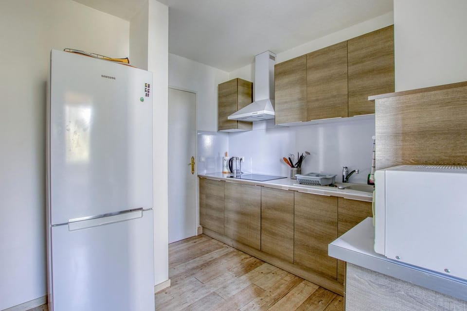 Kitchen or kitchenette, oven, stove