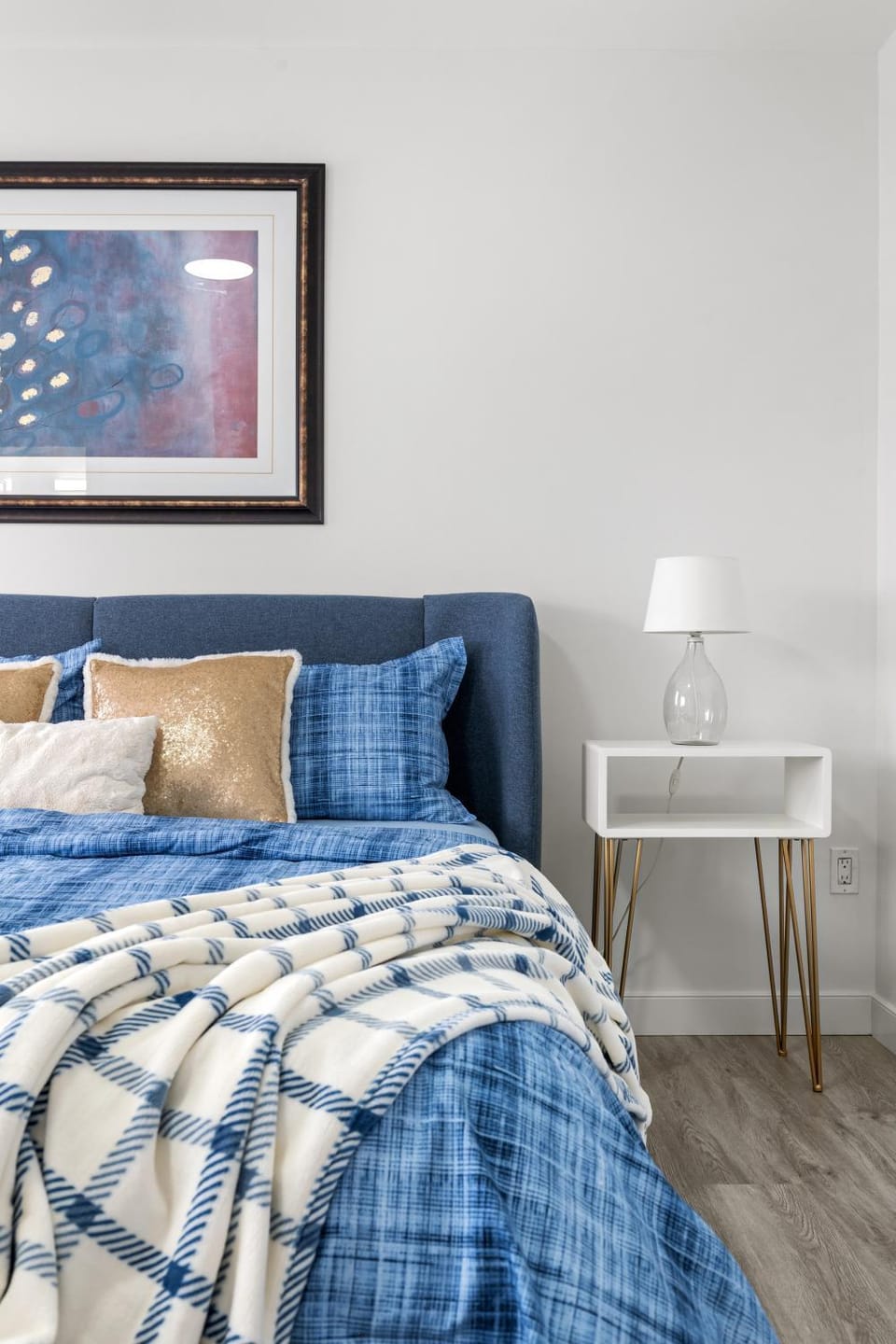 LUXURY LAKEVIEW HOME - 2500sqft of private space with 5 Beds, 4 Bath, 2 Living Rooms, Kitchen, AC, Jacuzzi, 10 Guests Max, Basement Not Included, 18-min to Airport, 20-min to Downtown, 80-min to Banff House in Calgary