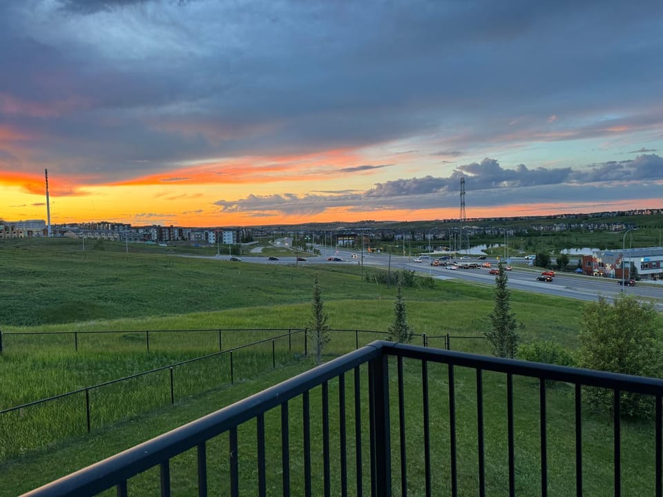 LUXURY LAKEVIEW HOME - 2500sqft of private space with 5 Beds, 4 Bath, 2 Living Rooms, Kitchen, AC, Jacuzzi, 10 Guests Max, Basement Not Included, 18-min to Airport, 20-min to Downtown, 80-min to Banff House in Calgary