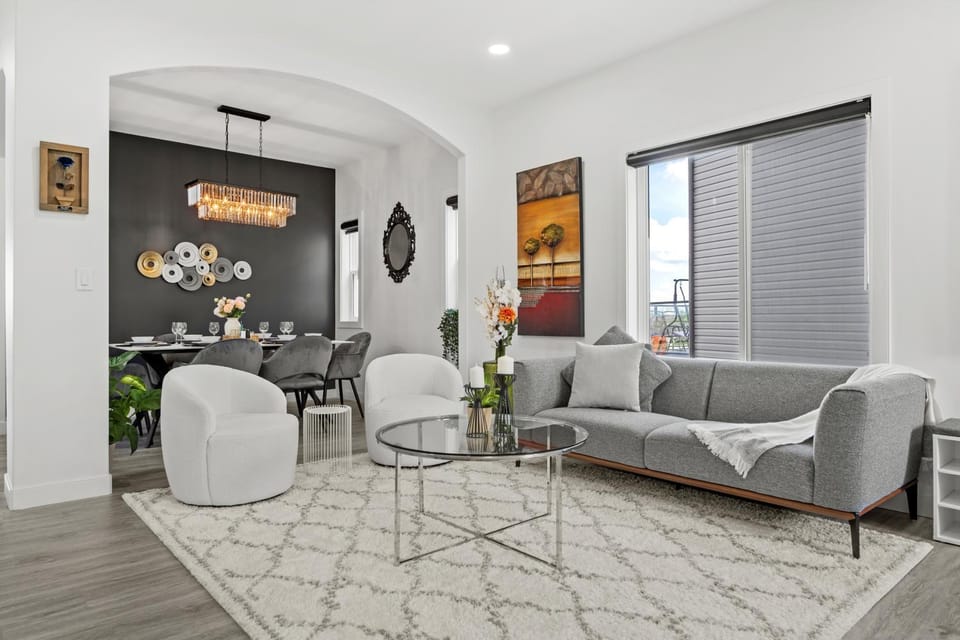 LUXURY LAKEVIEW HOME - 2500sqft of private space with 5 Beds, 4 Bath, 2 Living Rooms, Kitchen, AC, Jacuzzi, 10 Guests Max, Basement Not Included, 18-min to Airport, 20-min to Downtown, 80-min to Banff House in Calgary