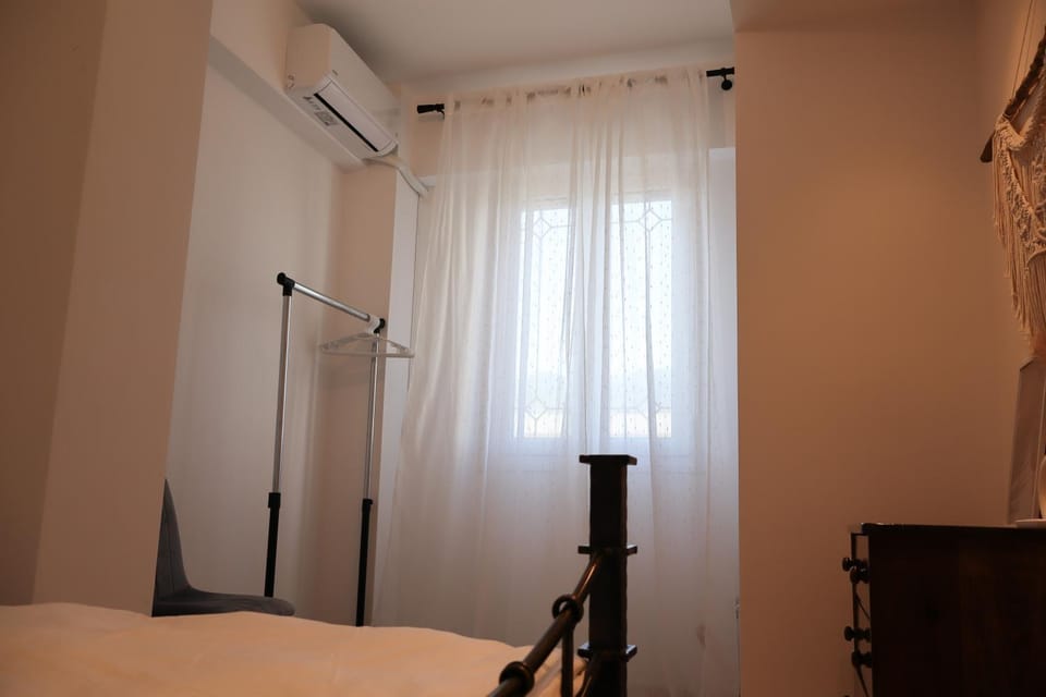 Bed, Bedroom, air conditioner