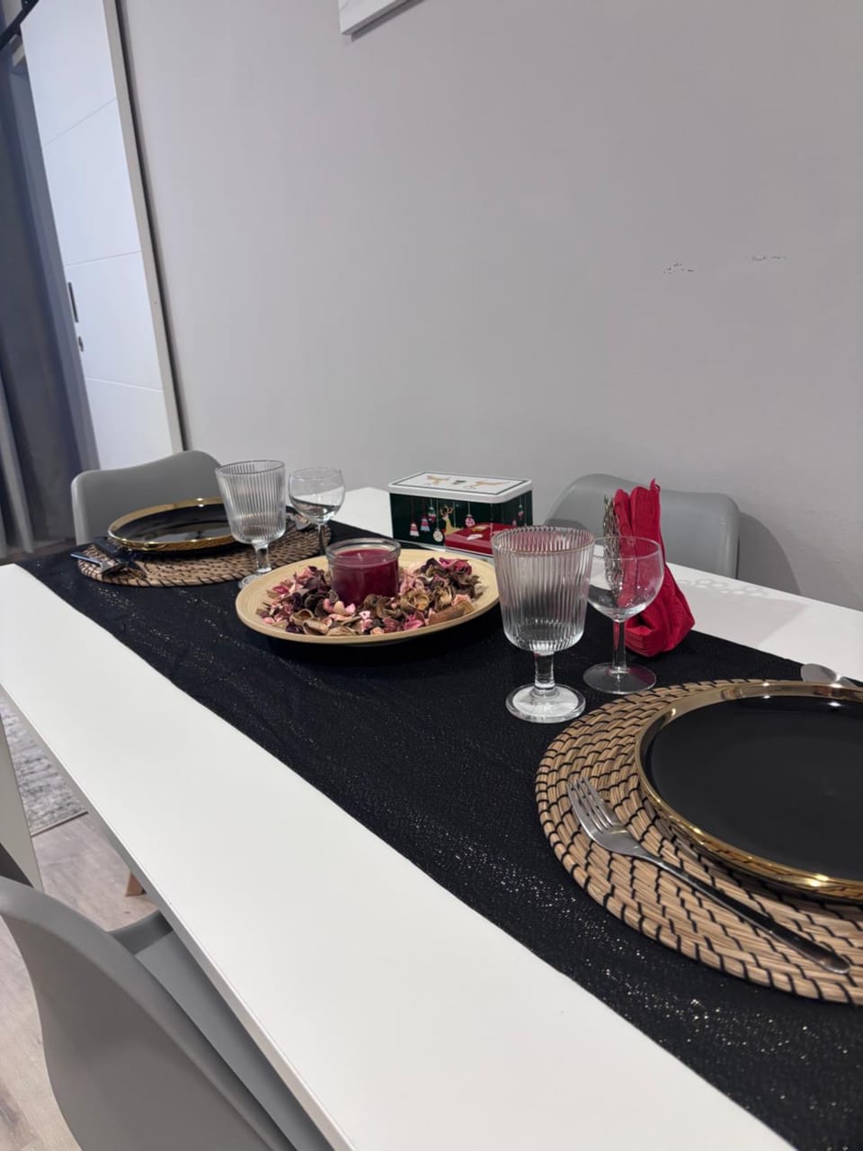 Food and drinks, Dining area, Dinner