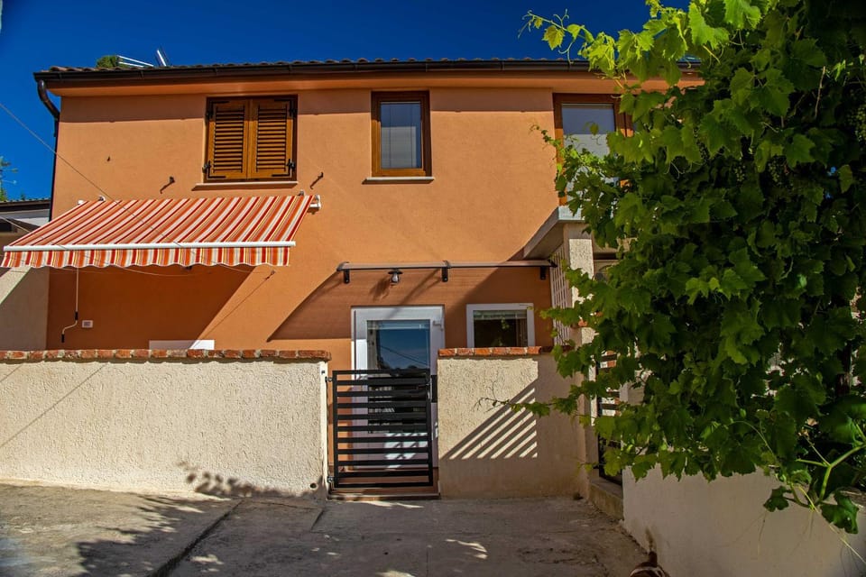 Property building, Facade/entrance, Day