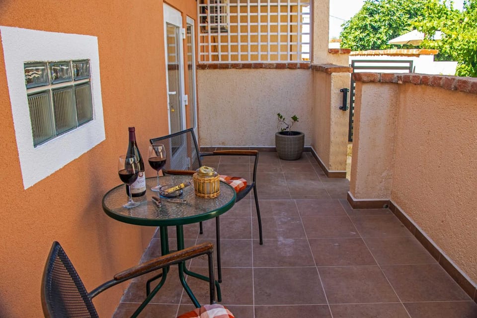 Patio, Day, View (from property/room), Balcony/Terrace, Food and drinks, Dining area, Drinks, Alcoholic drinks