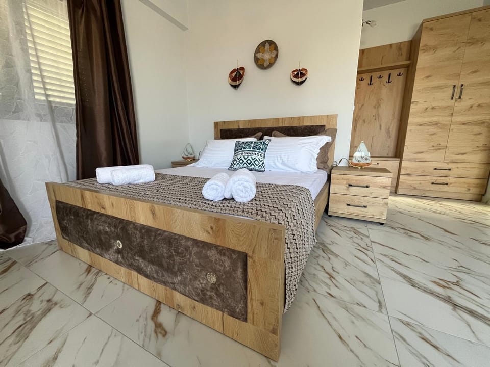 Bed, Photo of the whole room, Bedroom, towels