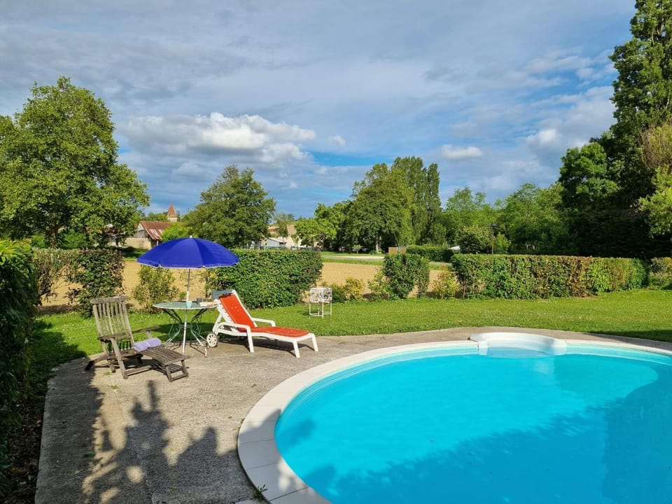 Swimming pool, sunbed