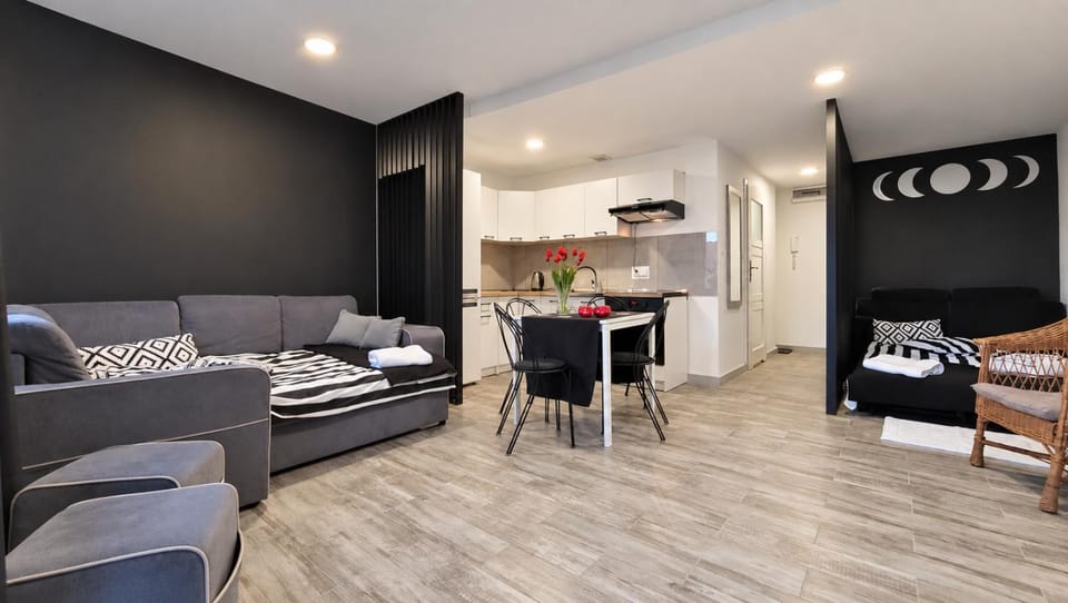 Kitchen or kitchenette, Living room, Seating area, Dining area