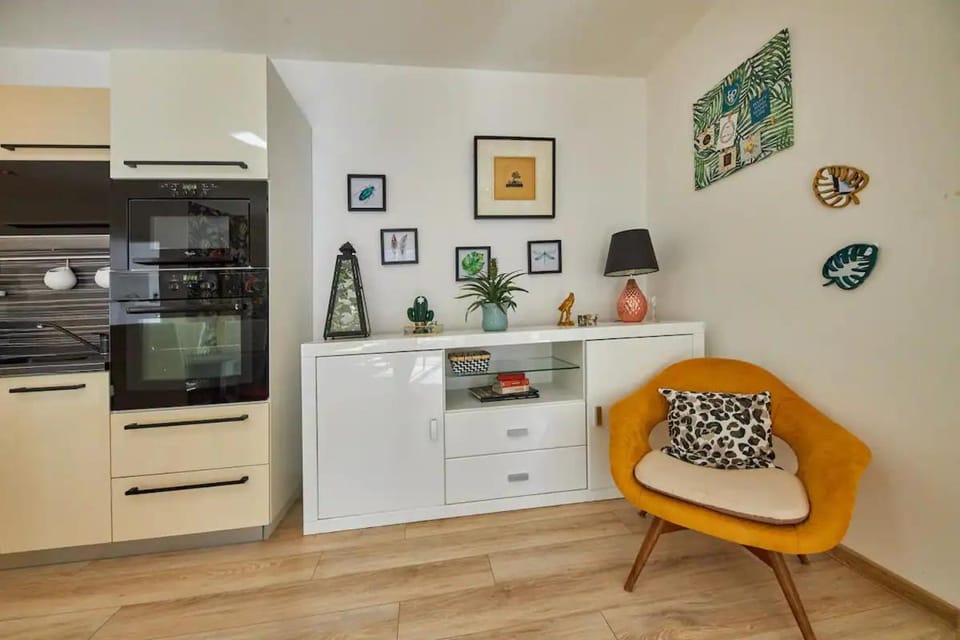 Kitchen or kitchenette, Living room, Seating area, dishwasher, oven, pet friendly, stove