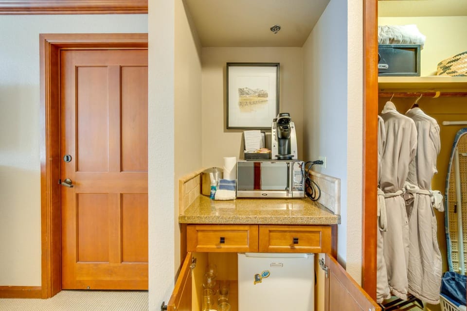 Olympic Valley Ski Base w/ On-Site Ice Skating! Apartment in Palisades Tahoe (Olympic Valley)
