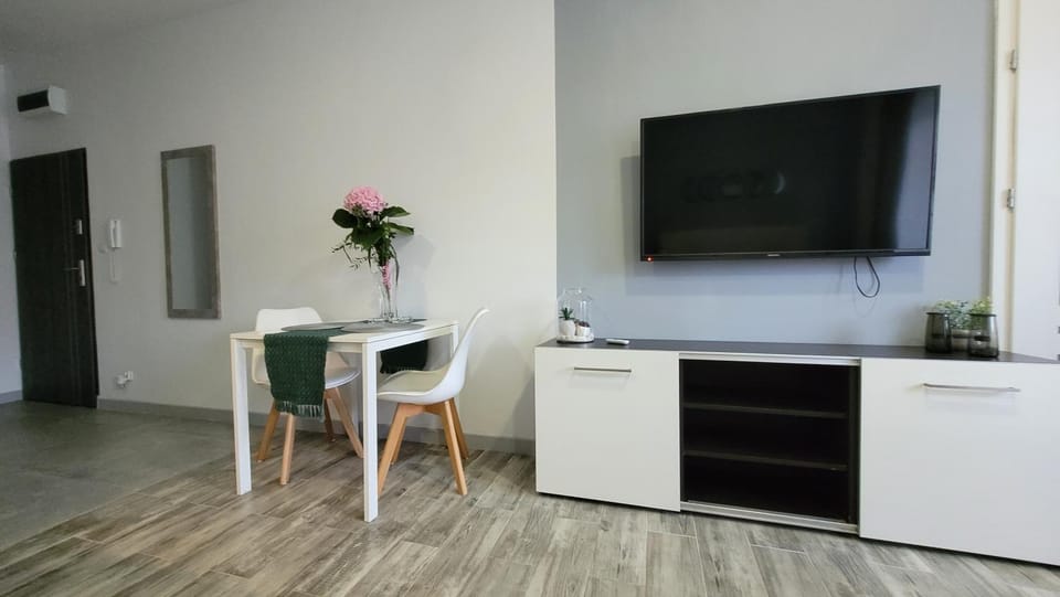 Communal lounge/ TV room, TV and multimedia, Kitchen or kitchenette, Dining area, Evening entertainment