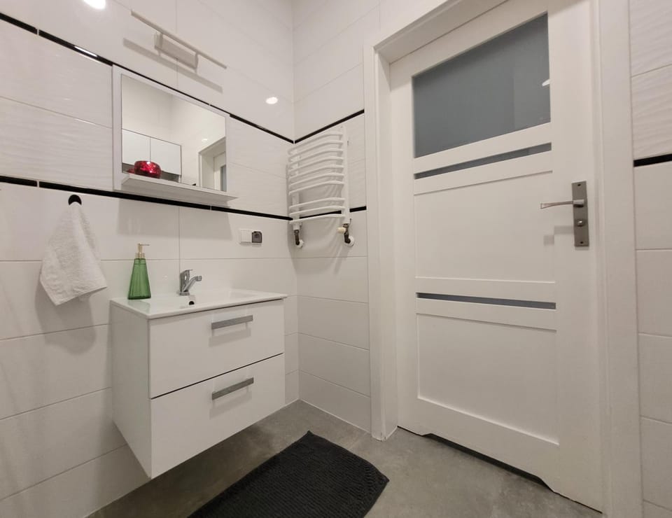 Shower, Bathroom, Kitchen or kitchenette, towels