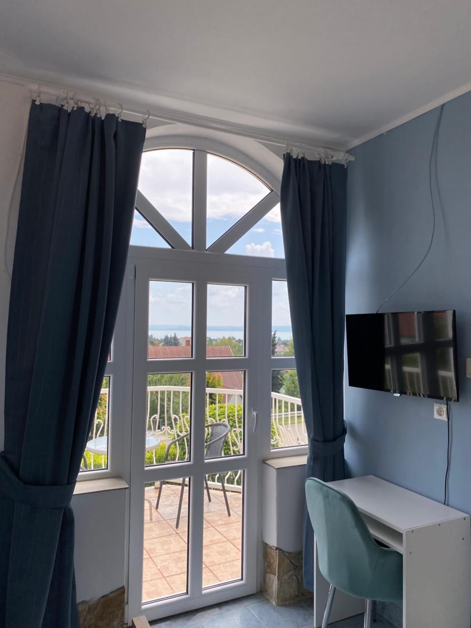 TV and multimedia, View (from property/room), Balcony/Terrace, Photo of the whole room, Bedroom