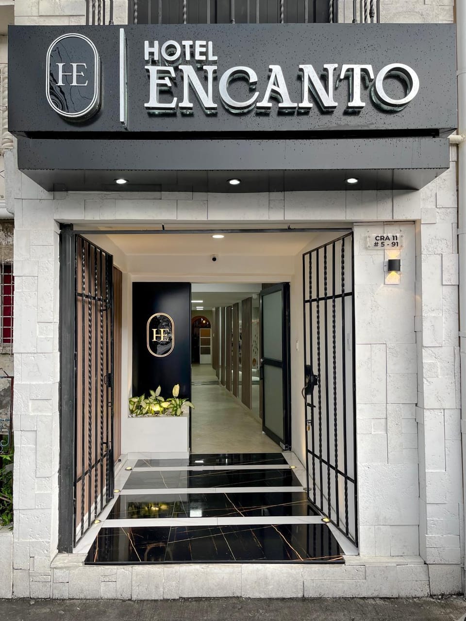 Facade/entrance