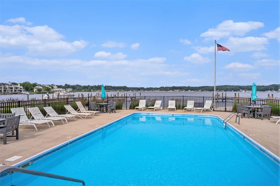 Lake front condo with pool access walking distance to downtown Saugatuck House in Saugatuck