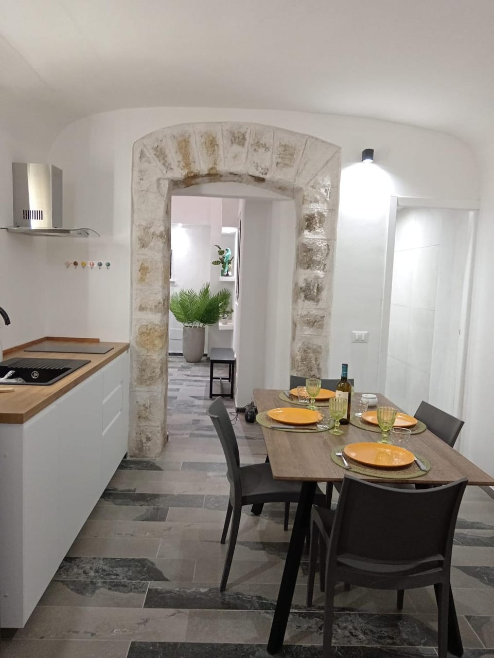 Kitchen or kitchenette, Dining area
