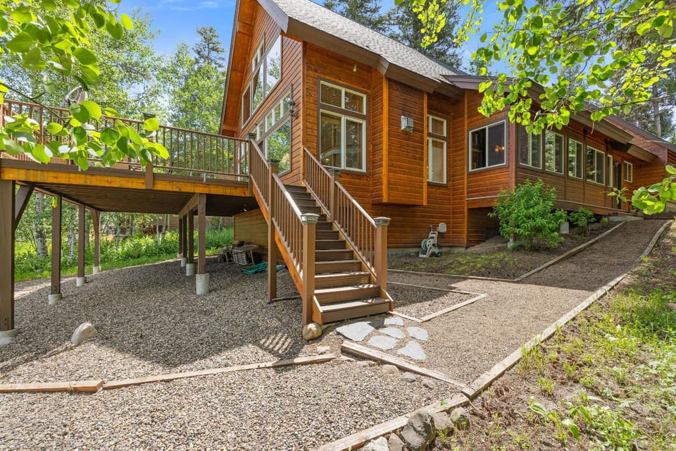 New! Cedar Chalet -on golf course, clubhouse access with gym, seasonal pool & hot tub House in McCall