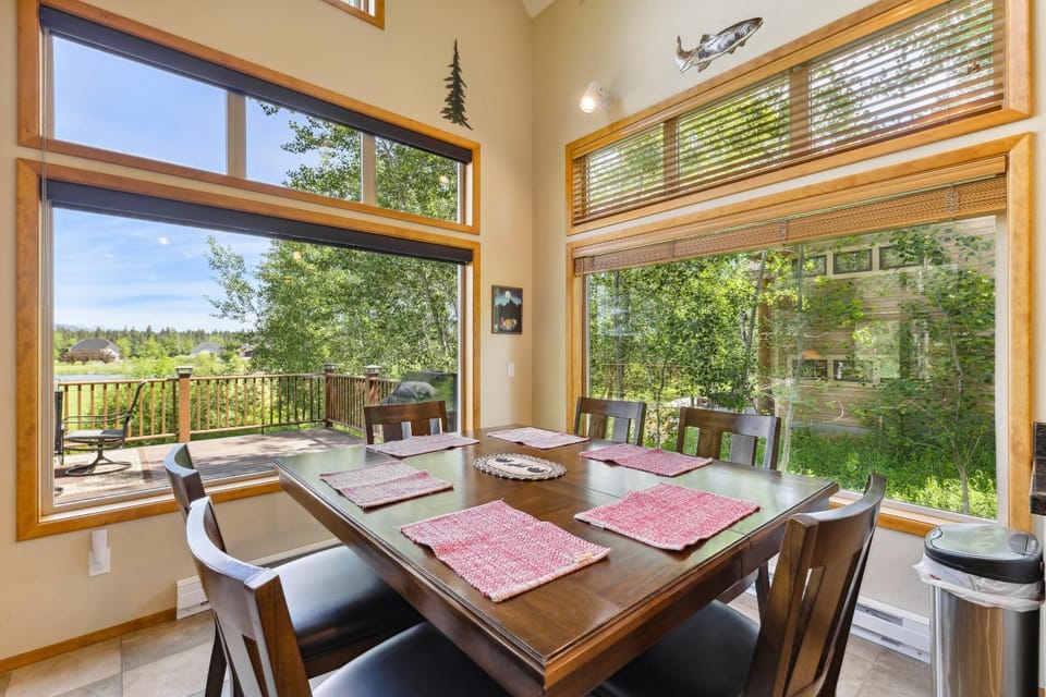 New! Cedar Chalet -on golf course, clubhouse access with gym, seasonal pool & hot tub House in McCall