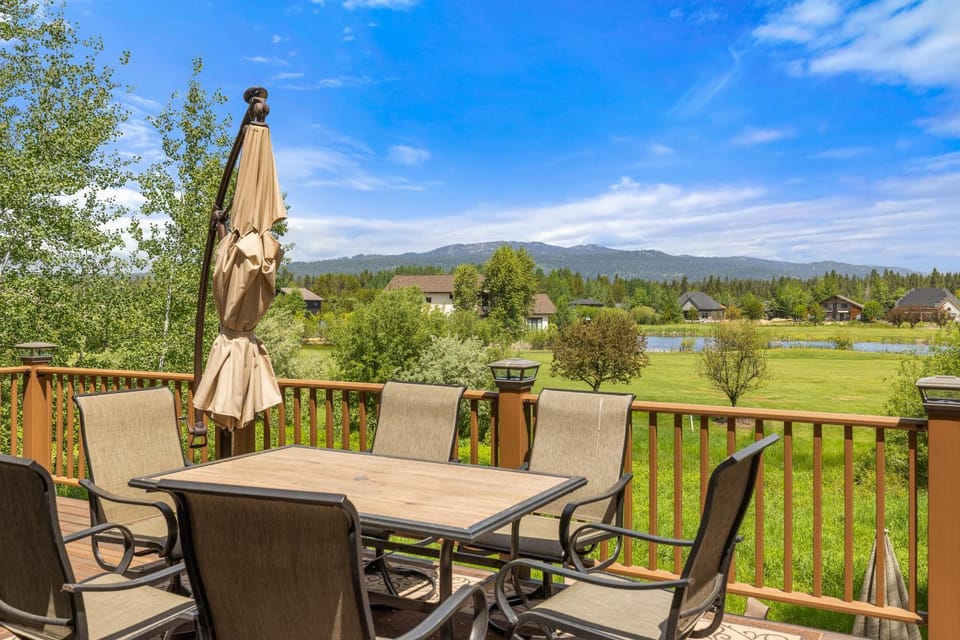 New! Cedar Chalet -on golf course, clubhouse access with gym, seasonal pool & hot tub House in McCall