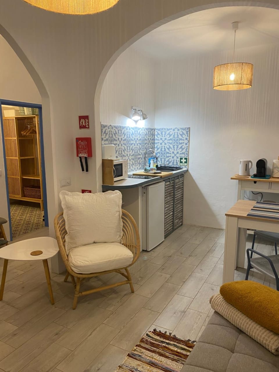 Kitchen or kitchenette, Dining area, stove