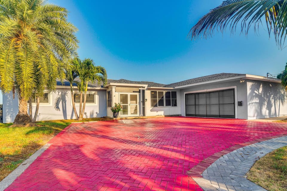 Bayfront St Petersburg Home w/ Hot Tub & Dock! House in Gulfport