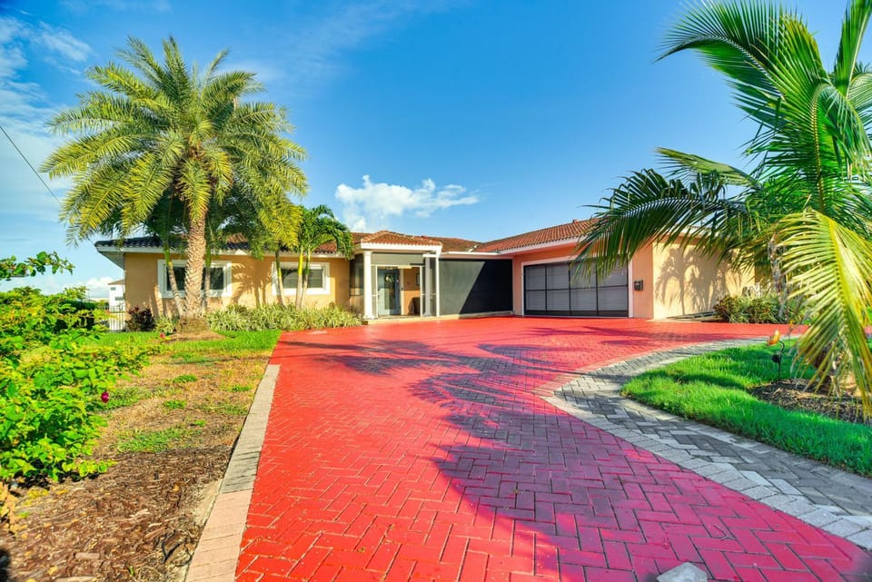 Bayfront St Petersburg Home w/ Hot Tub & Dock! House in Gulfport
