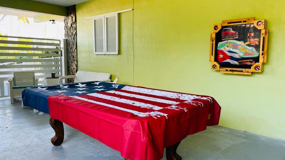 Billiard, Game Room