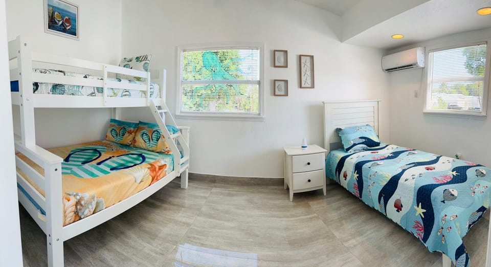 Bed, Photo of the whole room, Bedroom, bunk bed, air conditioner