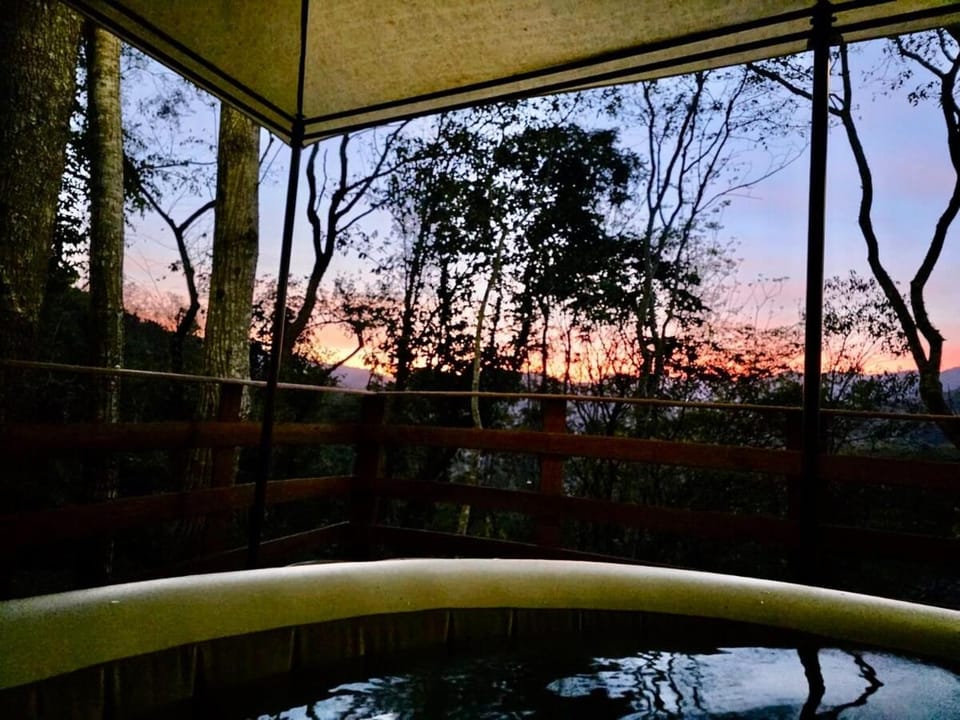 Cabana do Mato com ofurô, deixamos uma cesta para café da manhã e pet friendly House in State of São Paulo