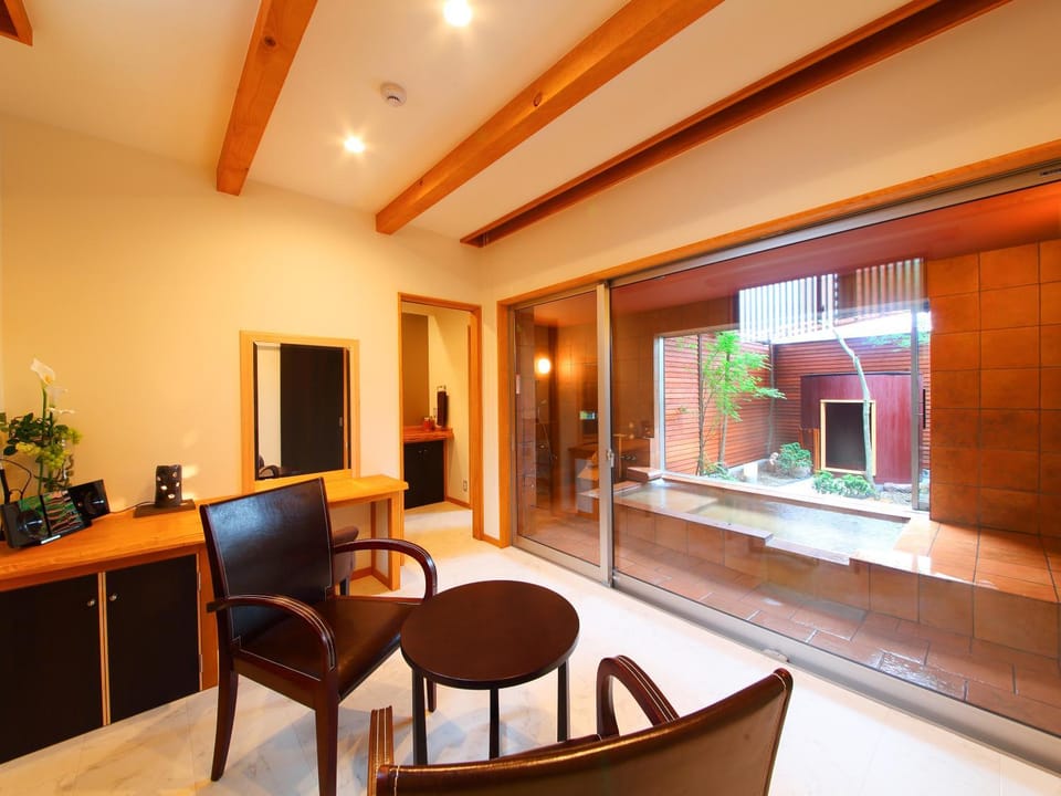 Living room, Photo of the whole room