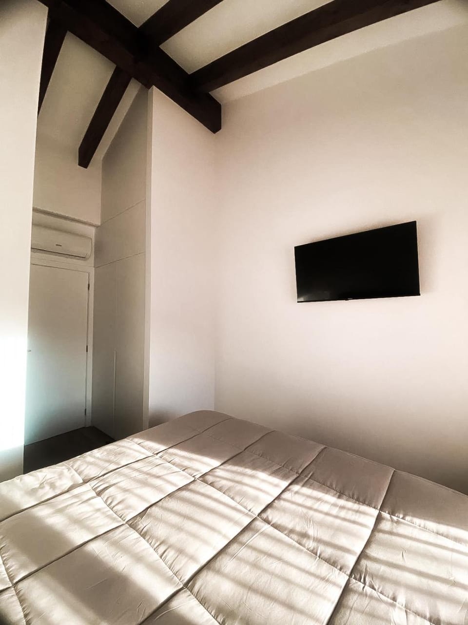 Bed, TV and multimedia, Bedroom