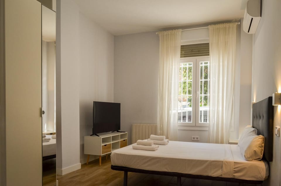 Bed, TV and multimedia, Photo of the whole room, Bedroom, towels