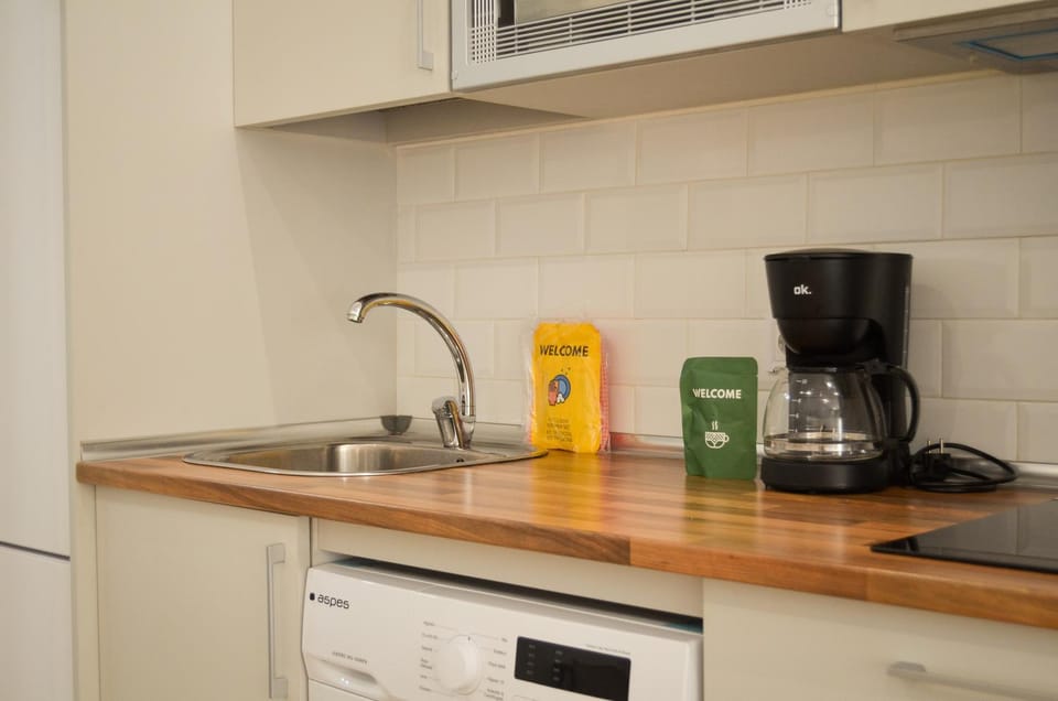 Coffee/tea facilities, microwave, oven, kitchen