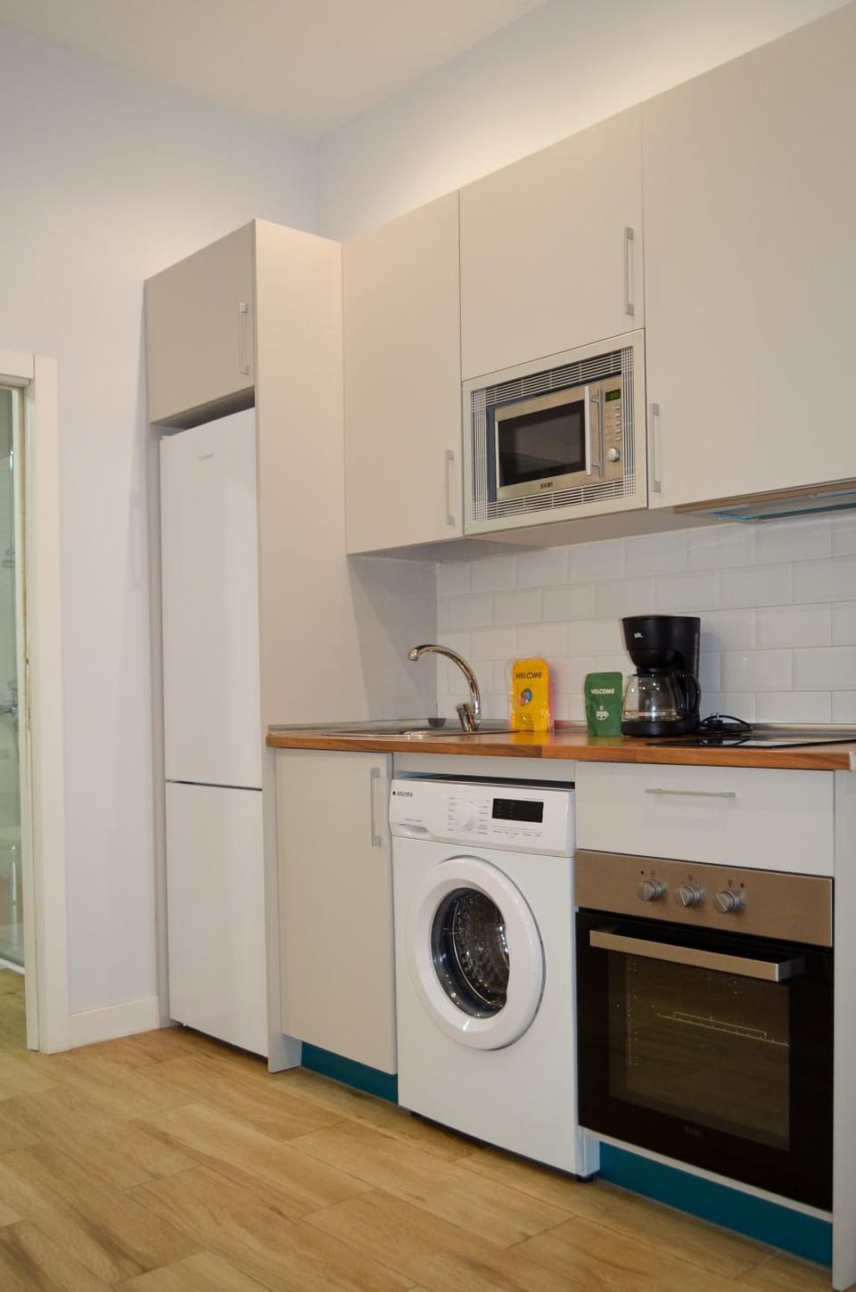 Coffee/tea facilities, microwave, oven, washing machine, kitchen