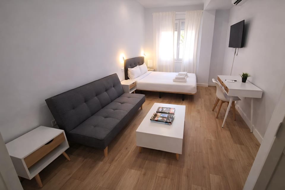 Bed, TV and multimedia, Living room, Photo of the whole room, Seating area