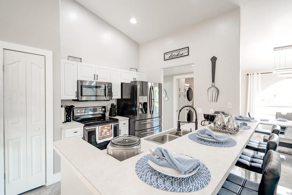 Coffee/tea facilities, Kitchen or kitchenette, Dining area, oven, stove, toaster