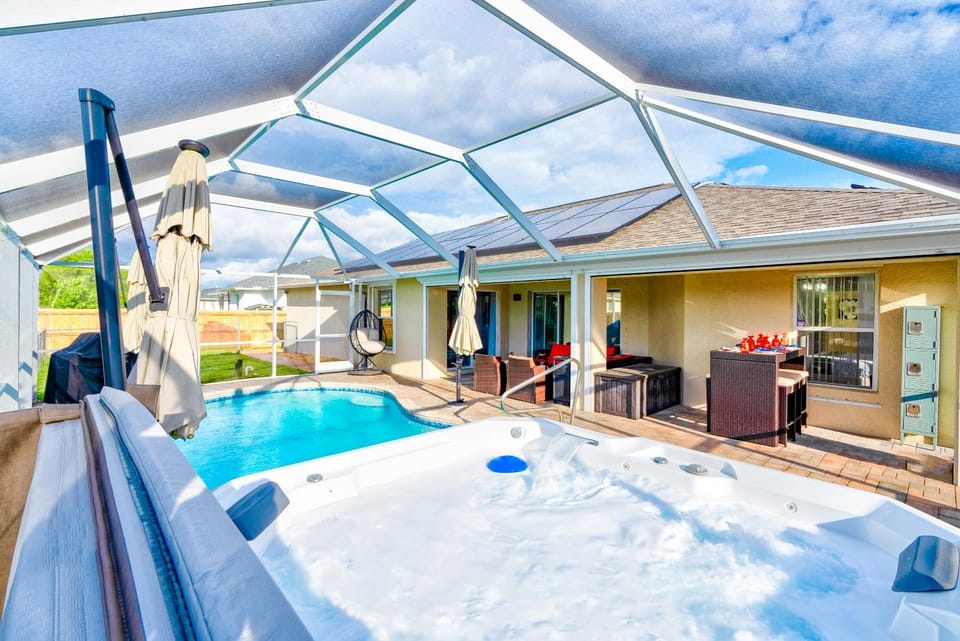 Patio, Day, Hot Tub, Swimming pool, sunbed