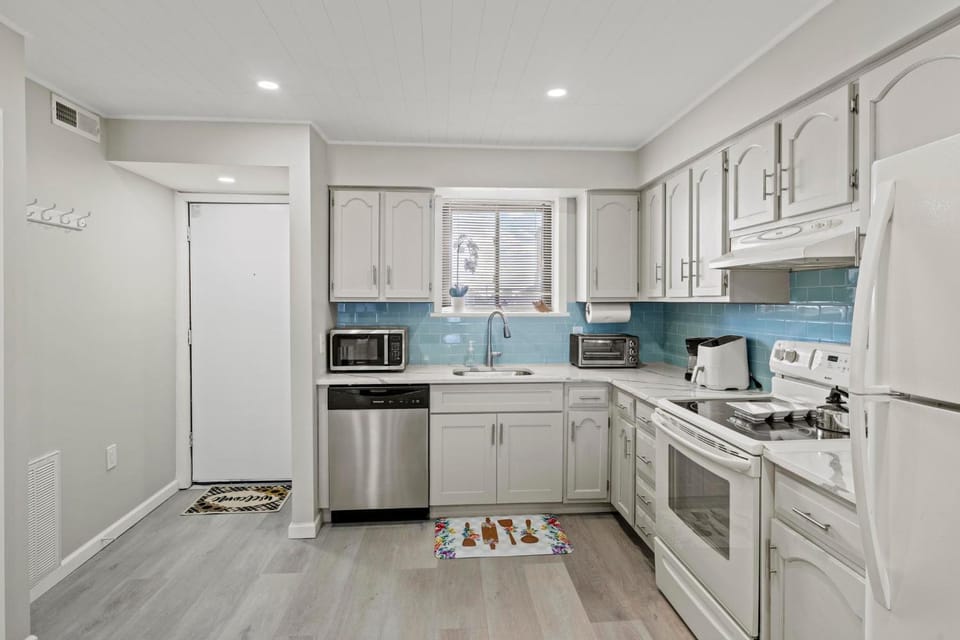 Facade/entrance, kitchen