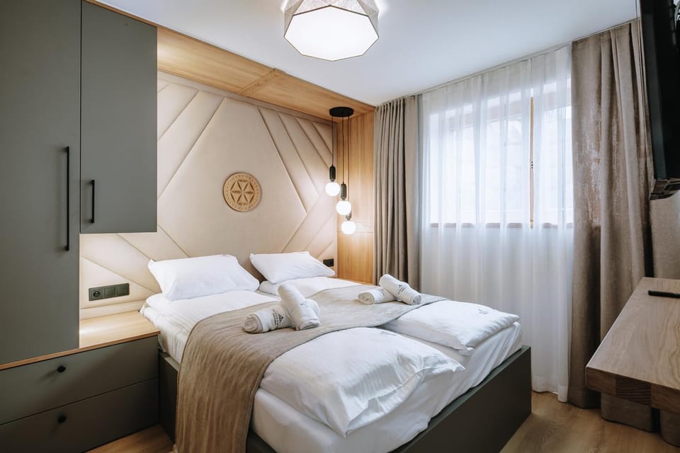 Bed, TV and multimedia, Photo of the whole room, Bedroom, towels, wardrobe