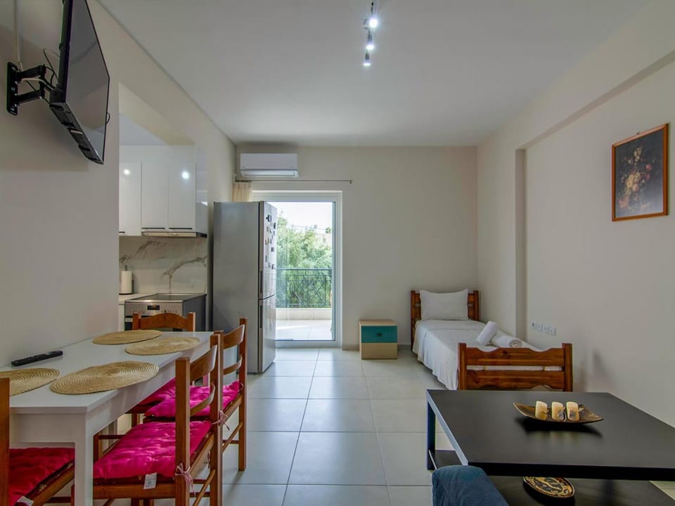 Bed, TV and multimedia, Living room, Seating area, Food, oven