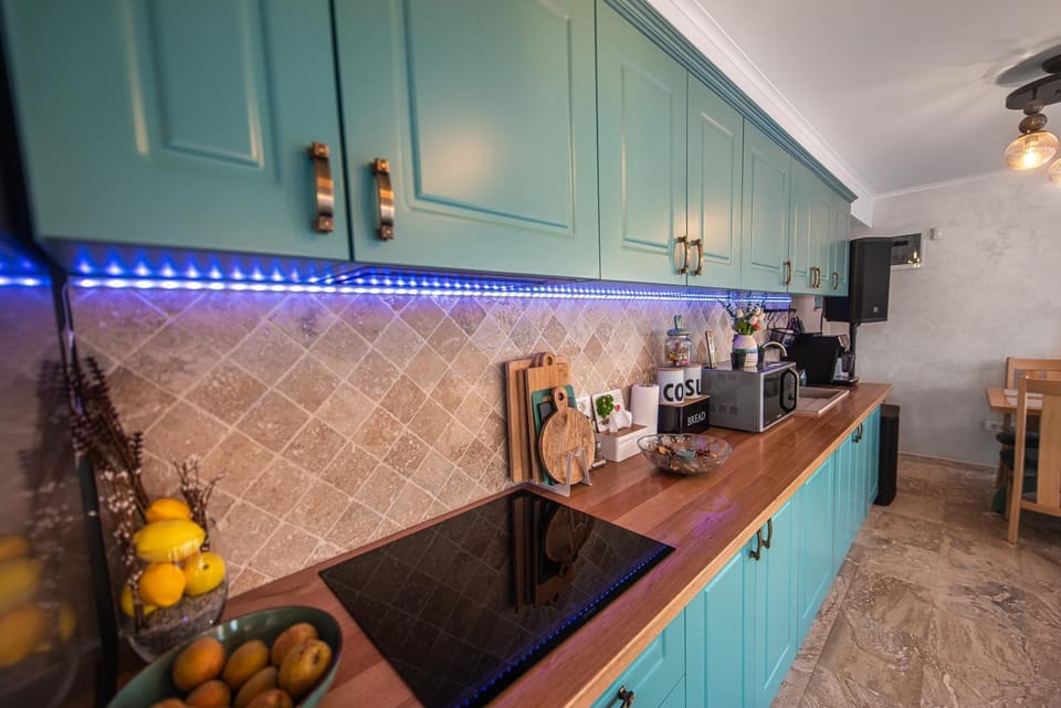 Restaurant/places to eat, Kitchen or kitchenette