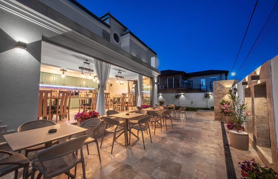 Property building, Restaurant/places to eat, Night, Balcony/Terrace, Seating area, Dining area
