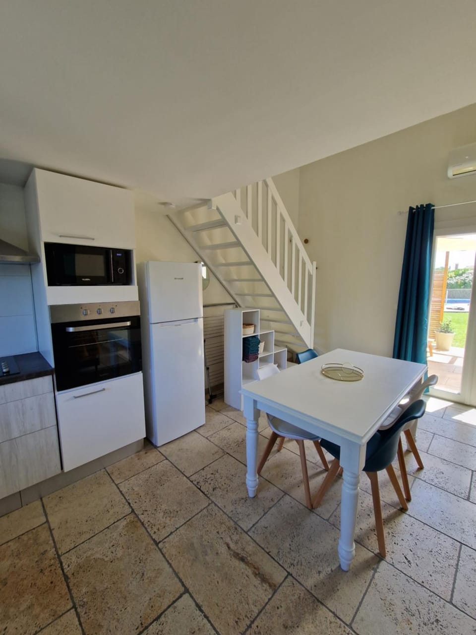 Kitchen or kitchenette, Dining area, dishwasher, stove