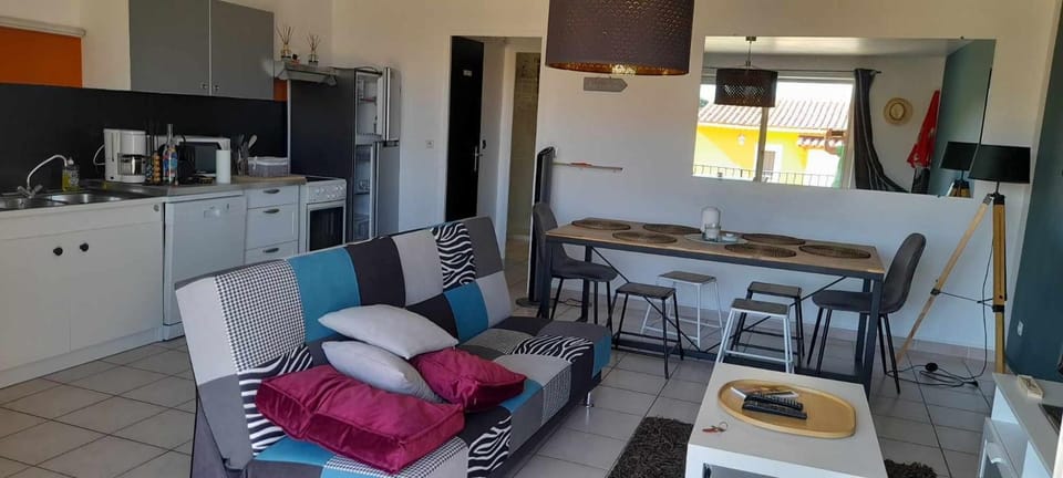 Kitchen or kitchenette, Seating area, Dining area