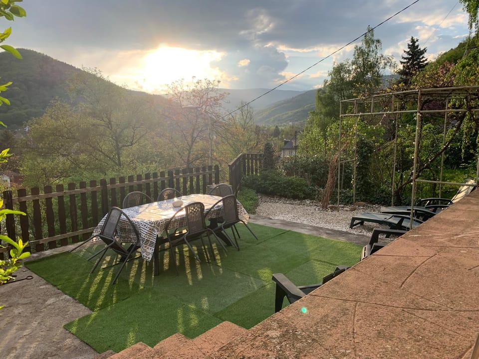 Natural landscape, Garden, Balcony/Terrace, Dining area, Mountain view