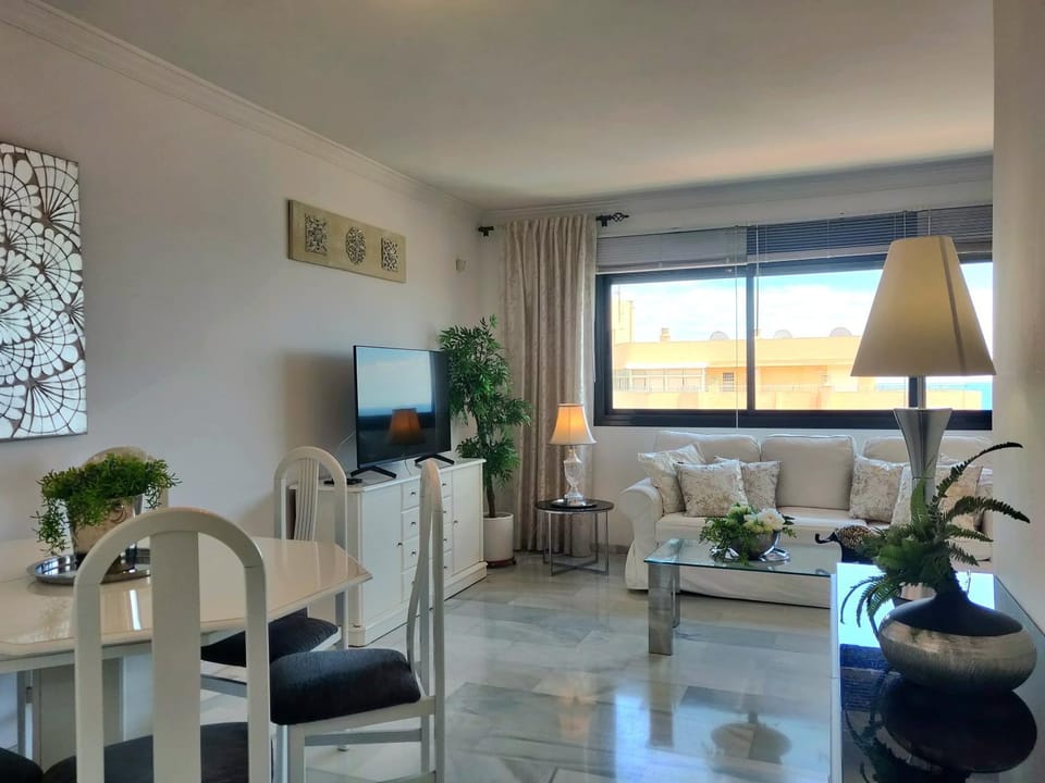 Lujoso ático con vistas al mar, piscina & parking Apartment in Fuengirola