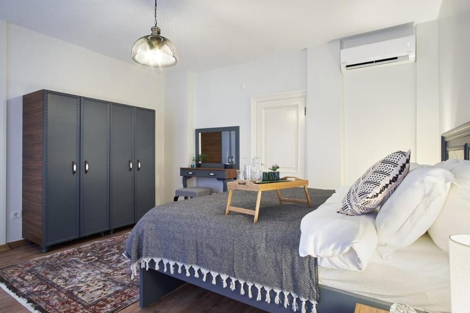 Bed, Photo of the whole room, Bedroom, wardrobe, air conditioner