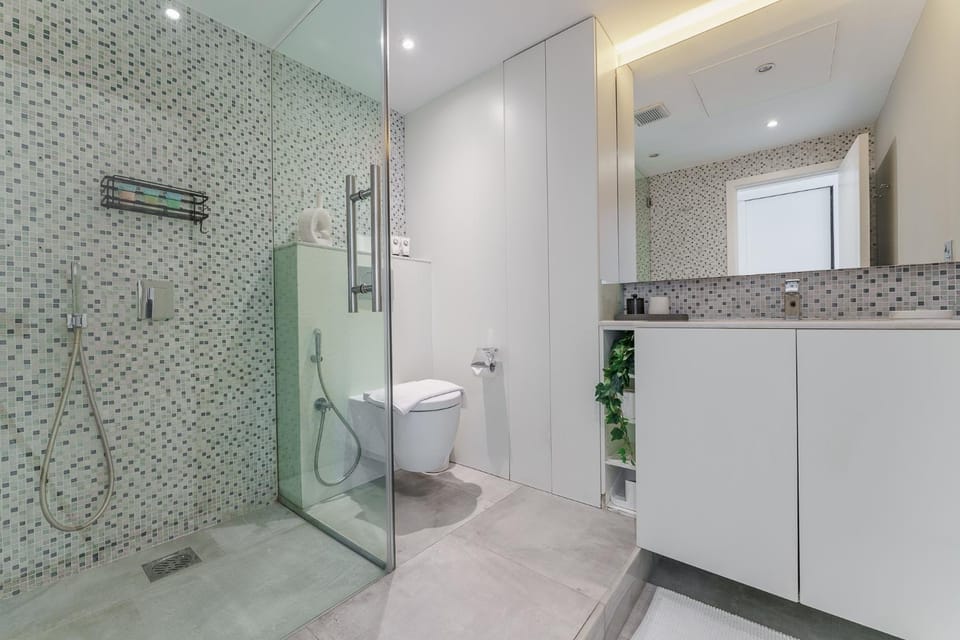 Shower, Toilet, Bathroom, towels